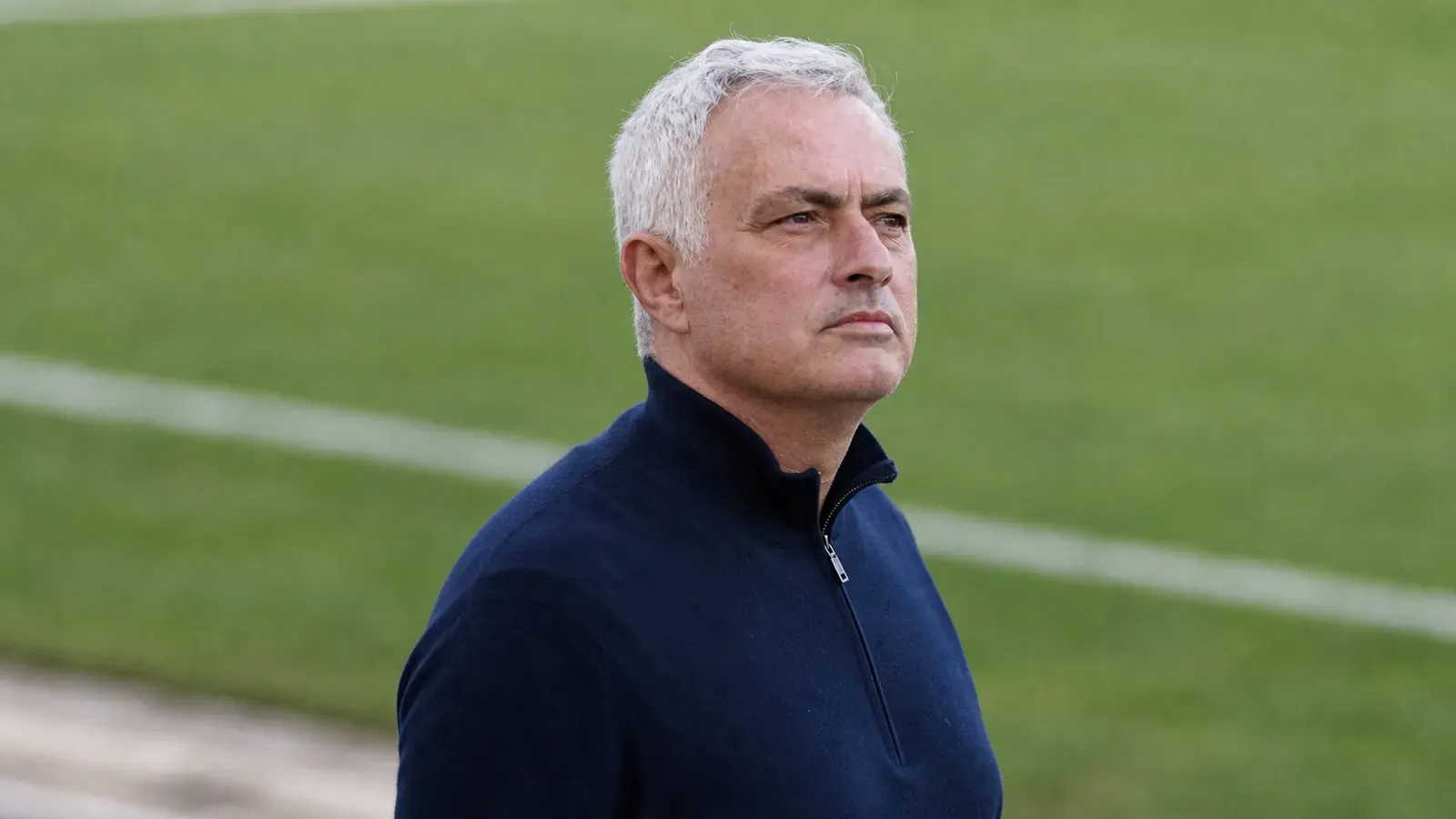 José Mourinho observa un campo de fútbol durante una sesión de trabajo.